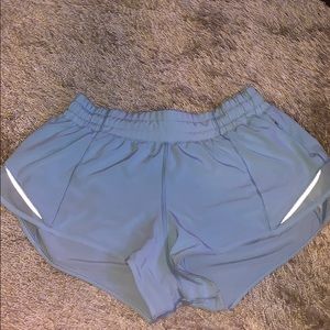 light blue lululemon hotty hot 2.5” size 6 reg